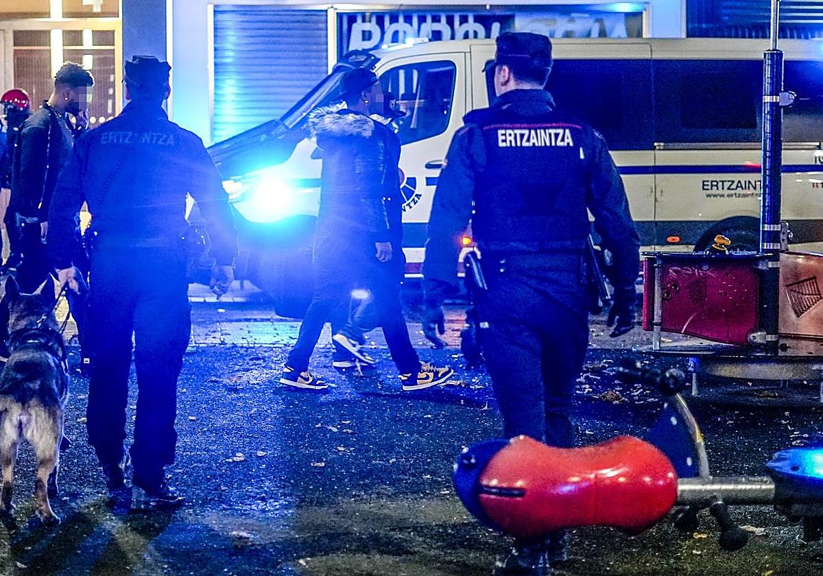 Actuación nocturna de la Ertzaintza en una calle de Vitoria.