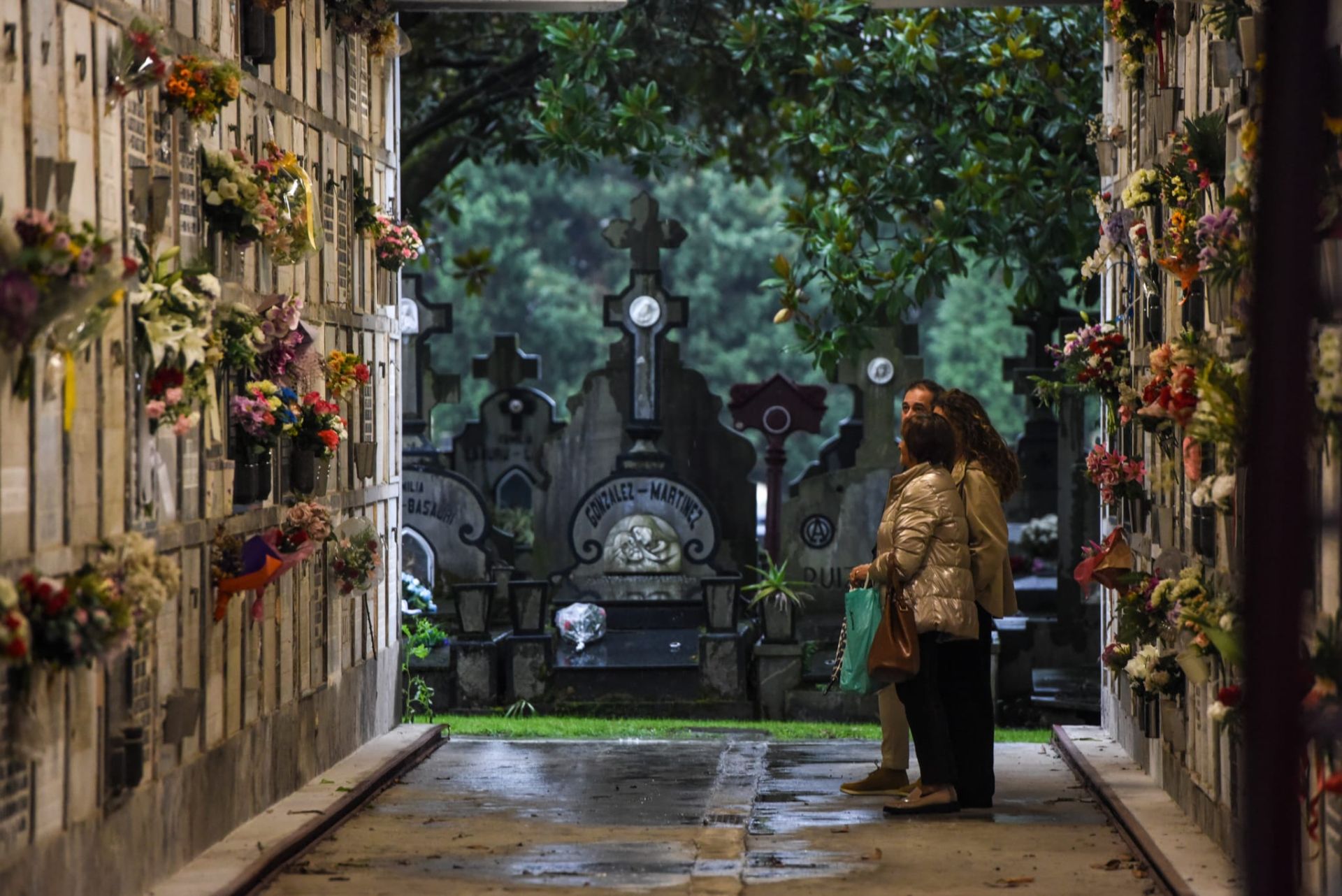 La visita al cementerio de Bilbao por el Día de Todos los Santos, en imágenes
