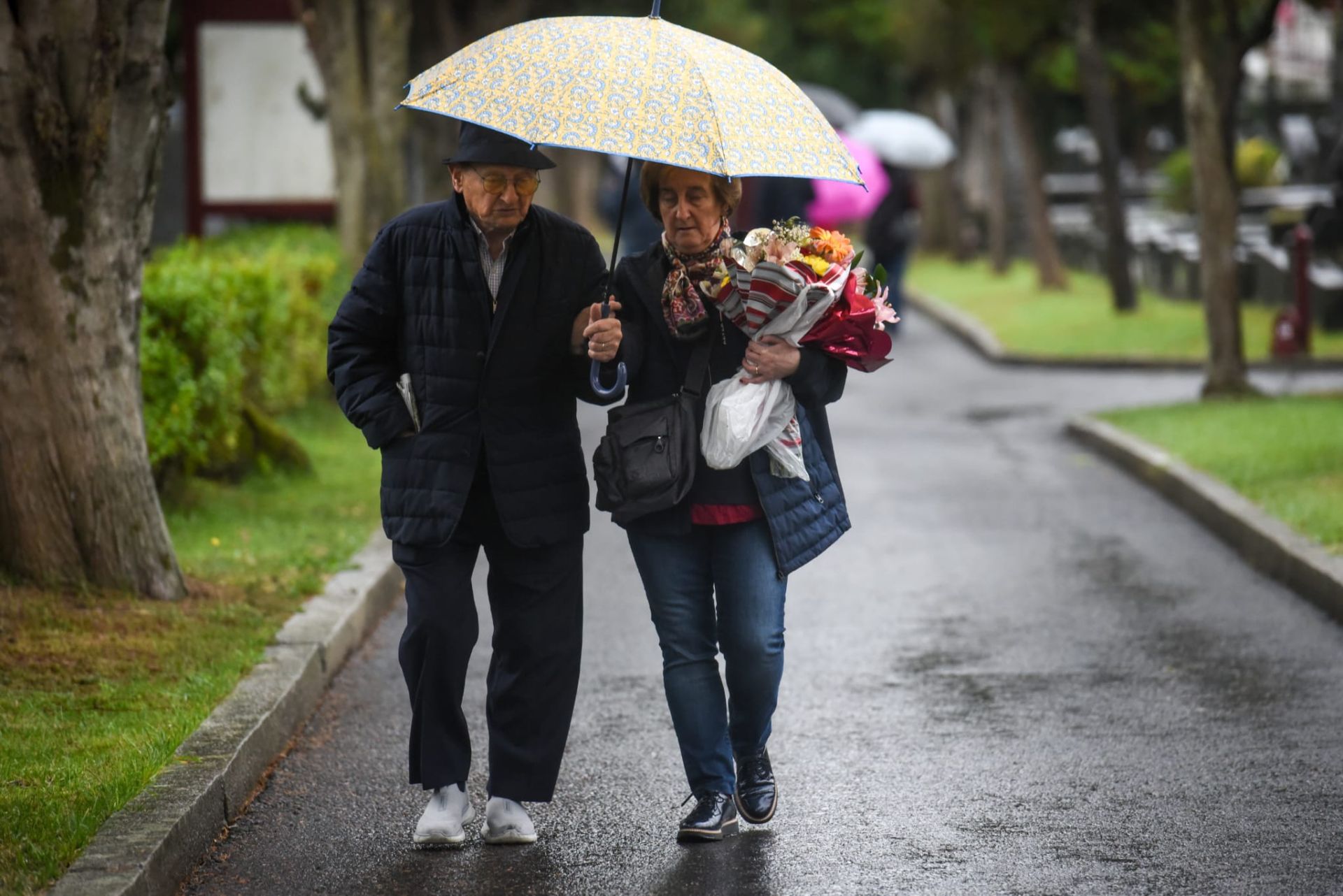 La visita al cementerio de Bilbao por el Día de Todos los Santos, en imágenes