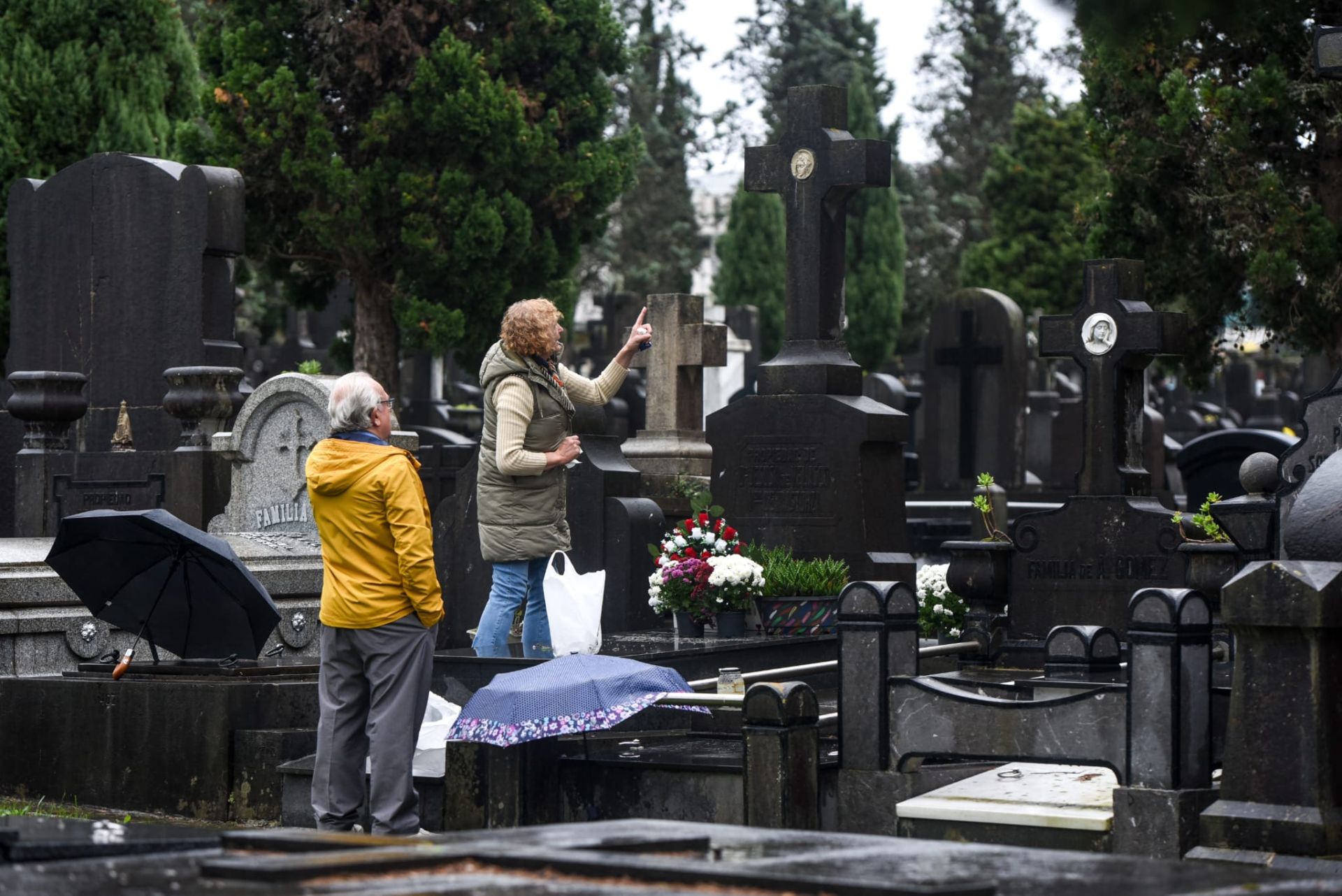La visita al cementerio de Bilbao por el Día de Todos los Santos, en imágenes