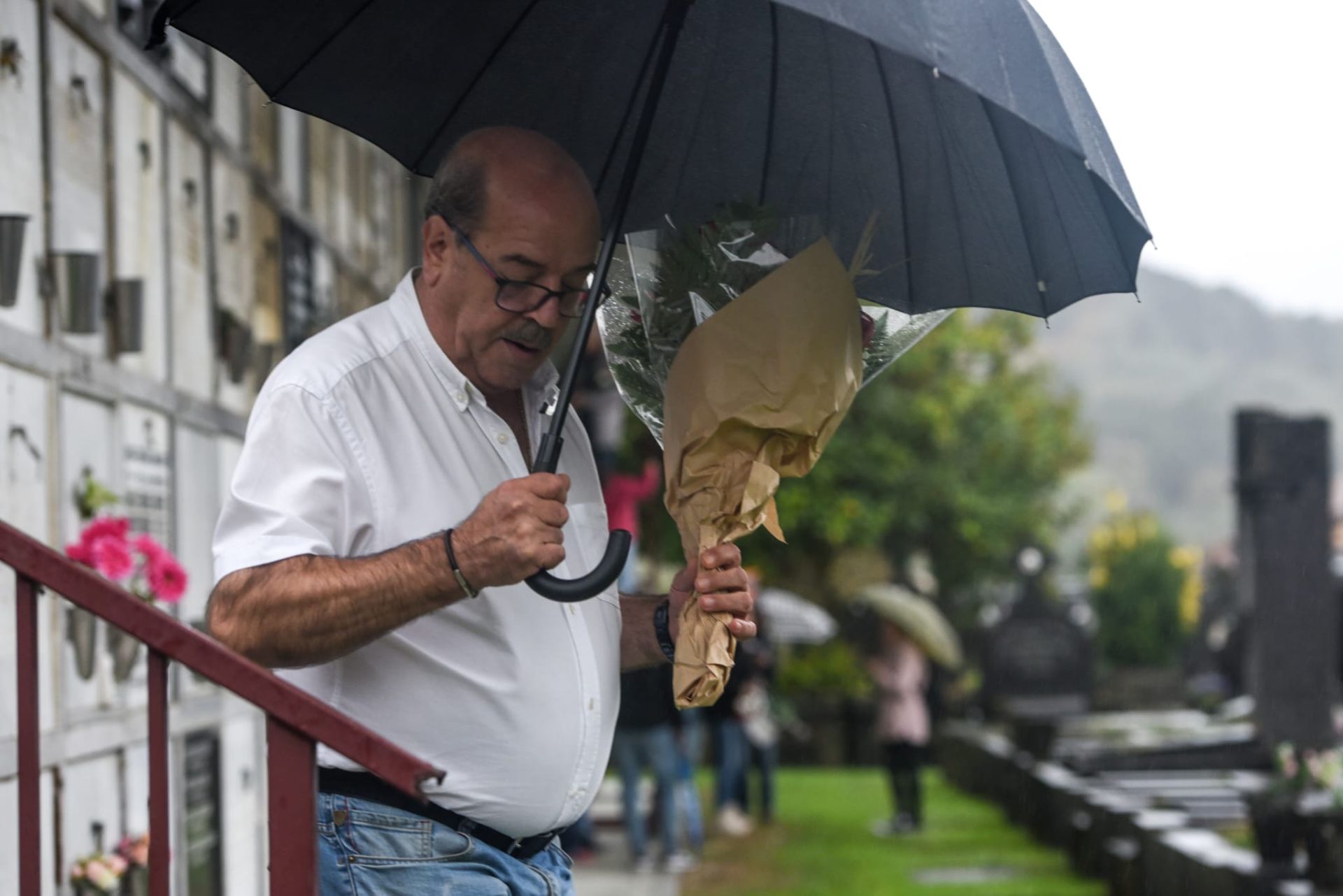 La visita al cementerio de Bilbao por el Día de Todos los Santos, en imágenes
