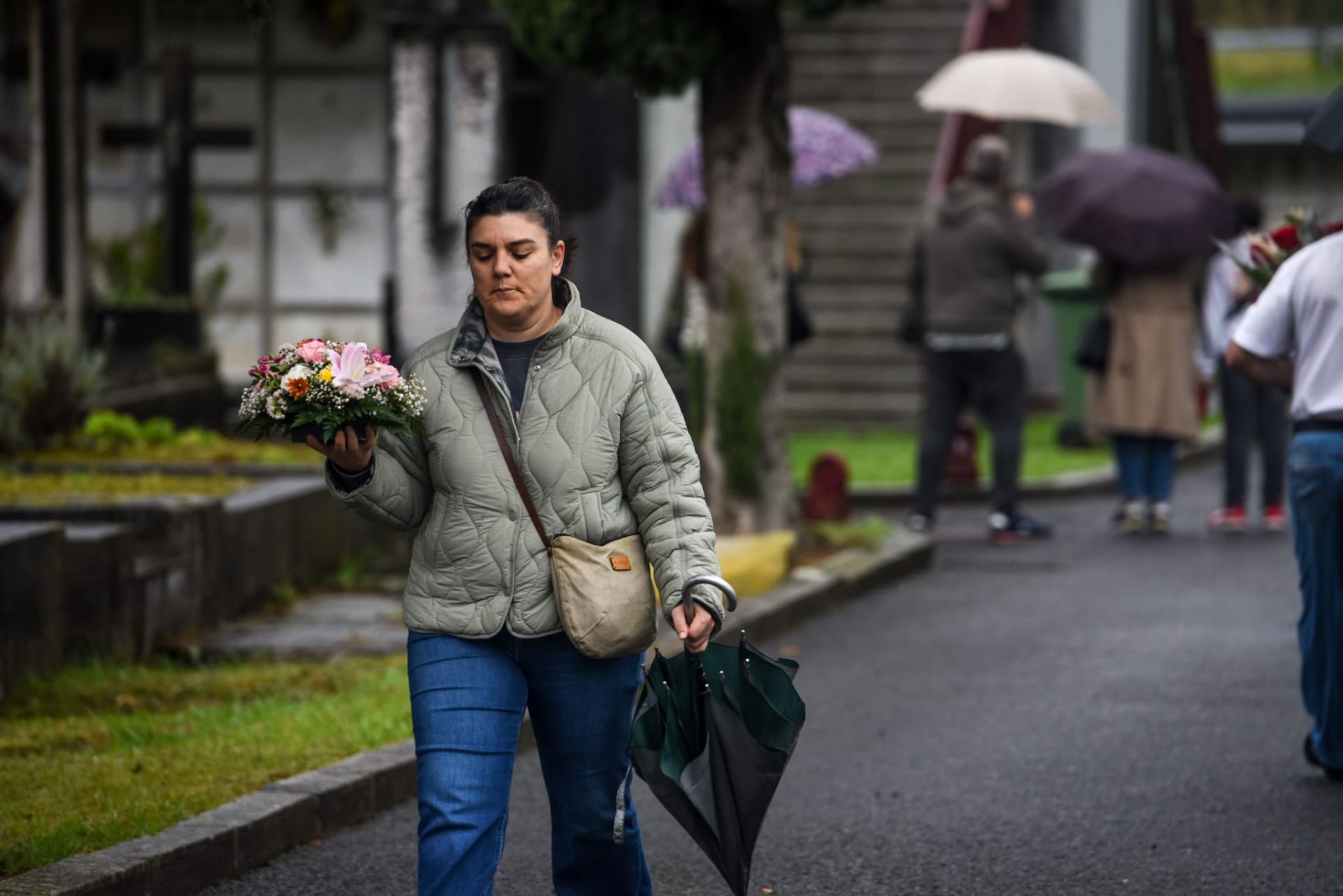 La visita al cementerio de Bilbao por el Día de Todos los Santos, en imágenes