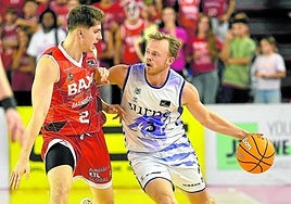 Harald Frey, defendido por Hugo Benítez, se cargó pronto de faltas y tampoco anduvo con la muñeca bien calibrada en el Nou Congost.