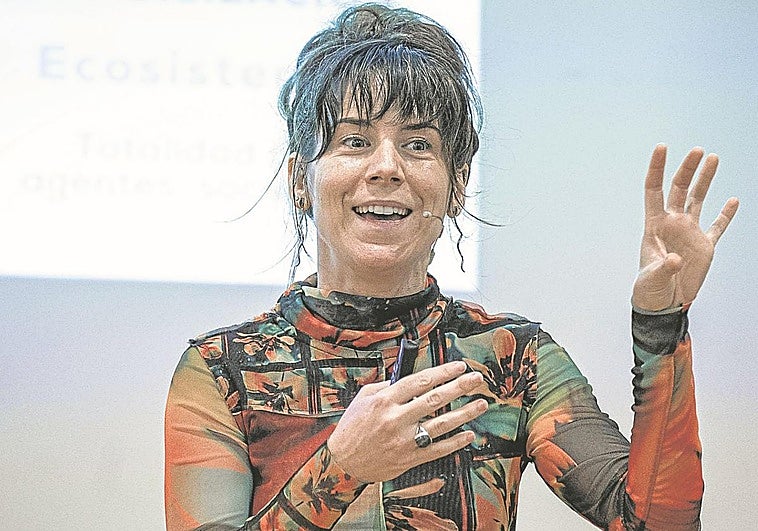 Laura Marrón, directora general del BAIC (Basque Artificial Intelligence Center) aportó datos sobre la adopción de la IA por parte de las empresas vascas.