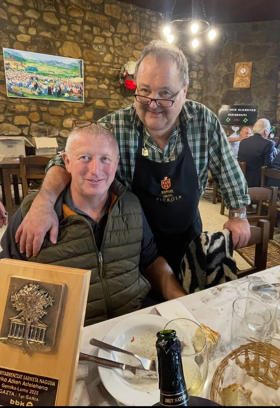 Ricardo Remiro junto al parrillero Mikel Bustinza, de Horma Ondo, con la placa obtenida en el concurso de quesos de Gernika.