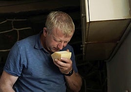 Ricardo Remiro prueba uno de sus quesos en la borda de montaña que tiene en Sierra Urbasa.