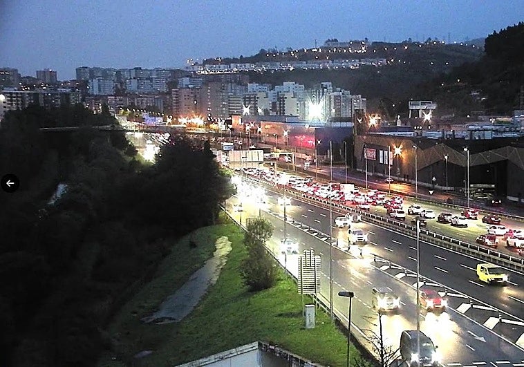 Retenciones en la A-8 sentido Bilbao por un accidente a la altura del Max Center