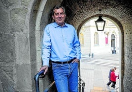 El escritor y periodista Mario Calabresi posa en las inmediaciones del Centro Memorial en Vitoria.