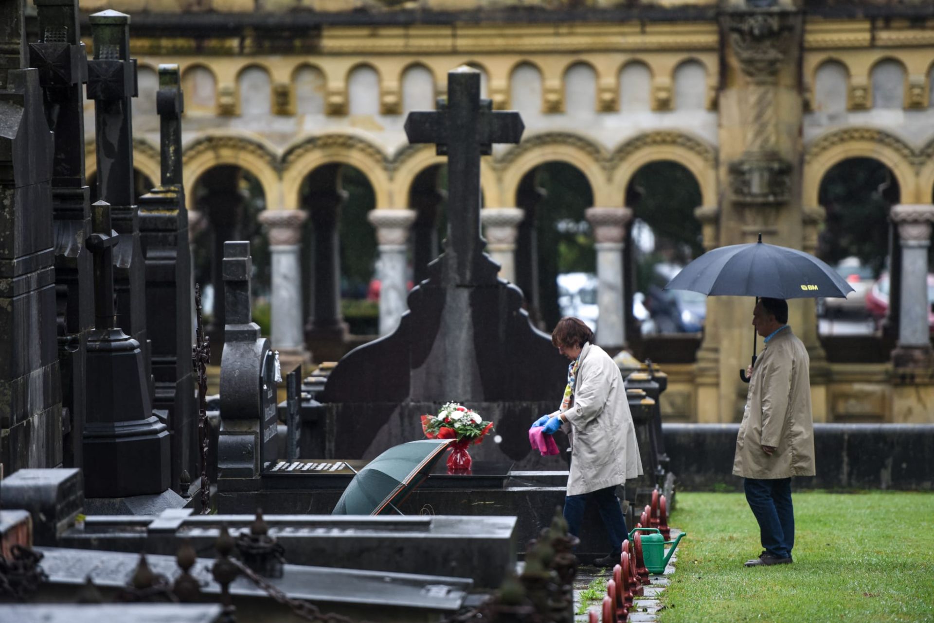 La visita al cementerio de Bilbao por el Día de Todos los Santos, en imágenes