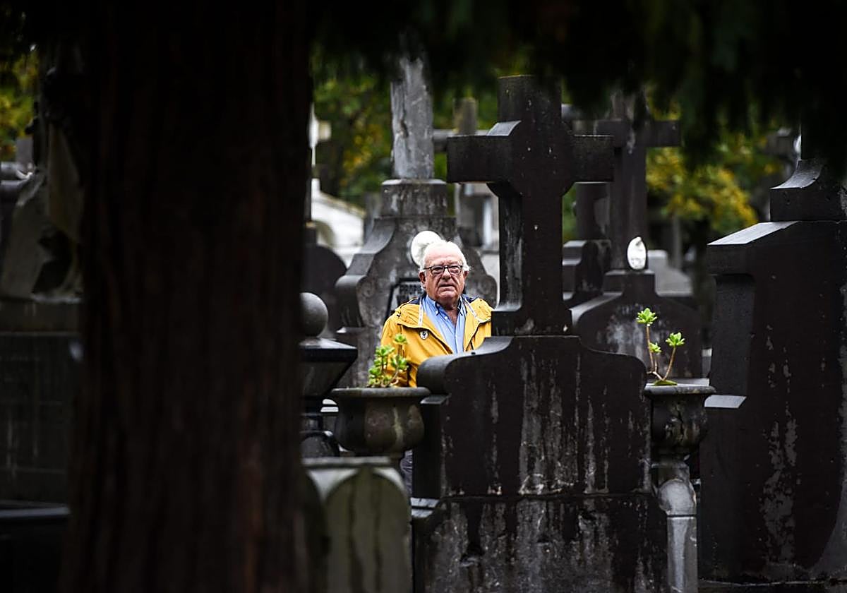 La visita al cementerio de Bilbao por el Día de Todos los Santos, en imágenes