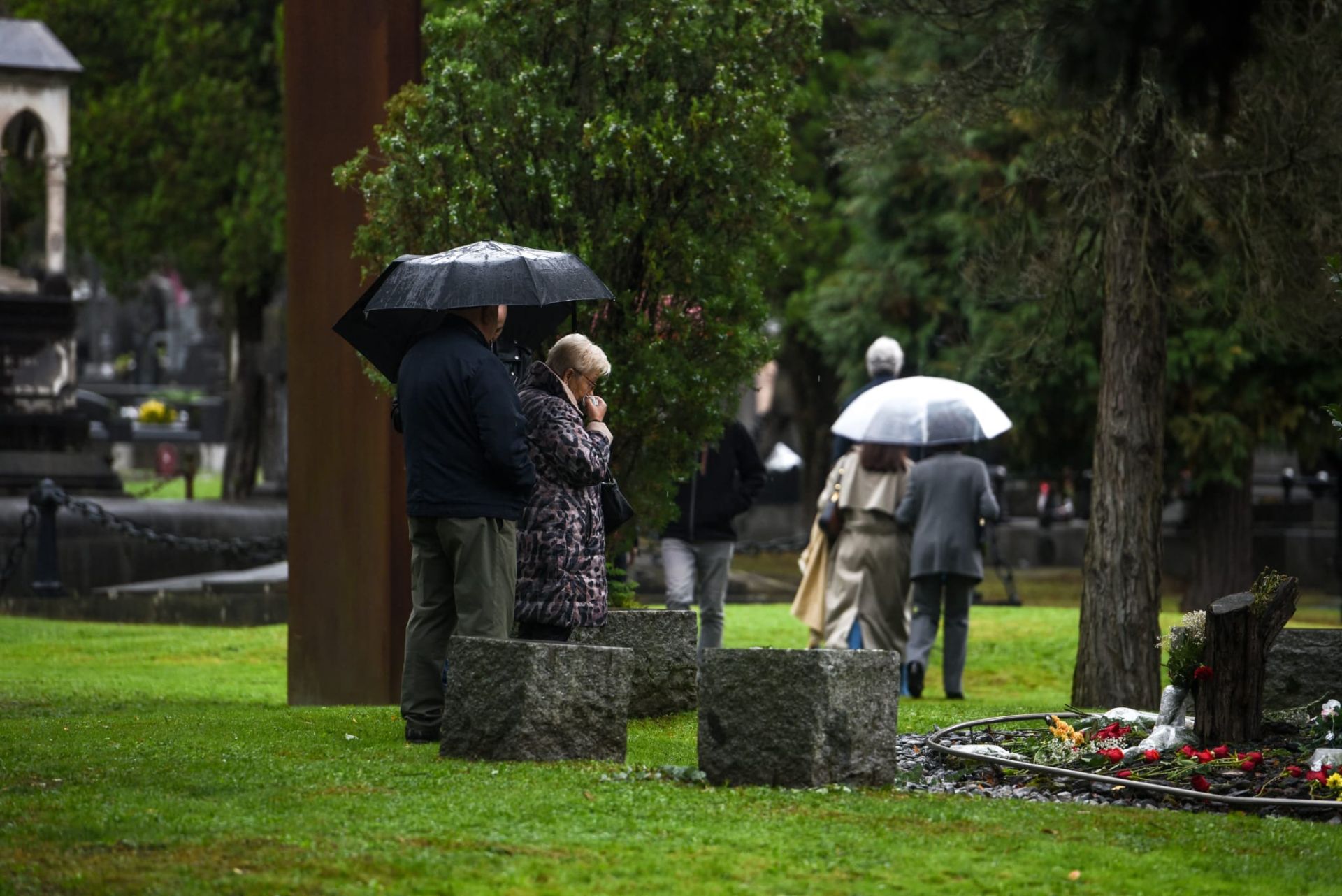 La visita al cementerio de Bilbao por el Día de Todos los Santos, en imágenes