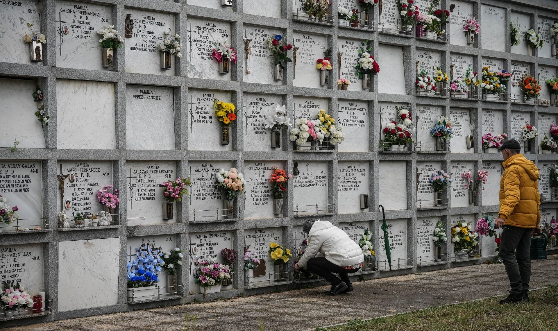 Los vitorianos recuerdan a sus seres queridos en el día de Todos los Santos