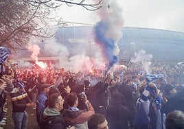 La afición de la Real se vuelca en el derbi: recibimiento al equipo de 3.000 hinchas