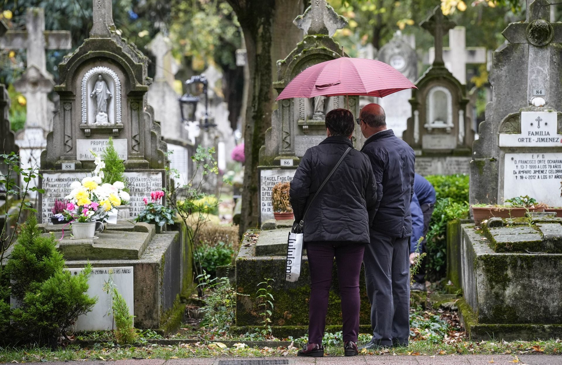 Los vitorianos recuerdan a sus seres queridos en el día de Todos los Santos