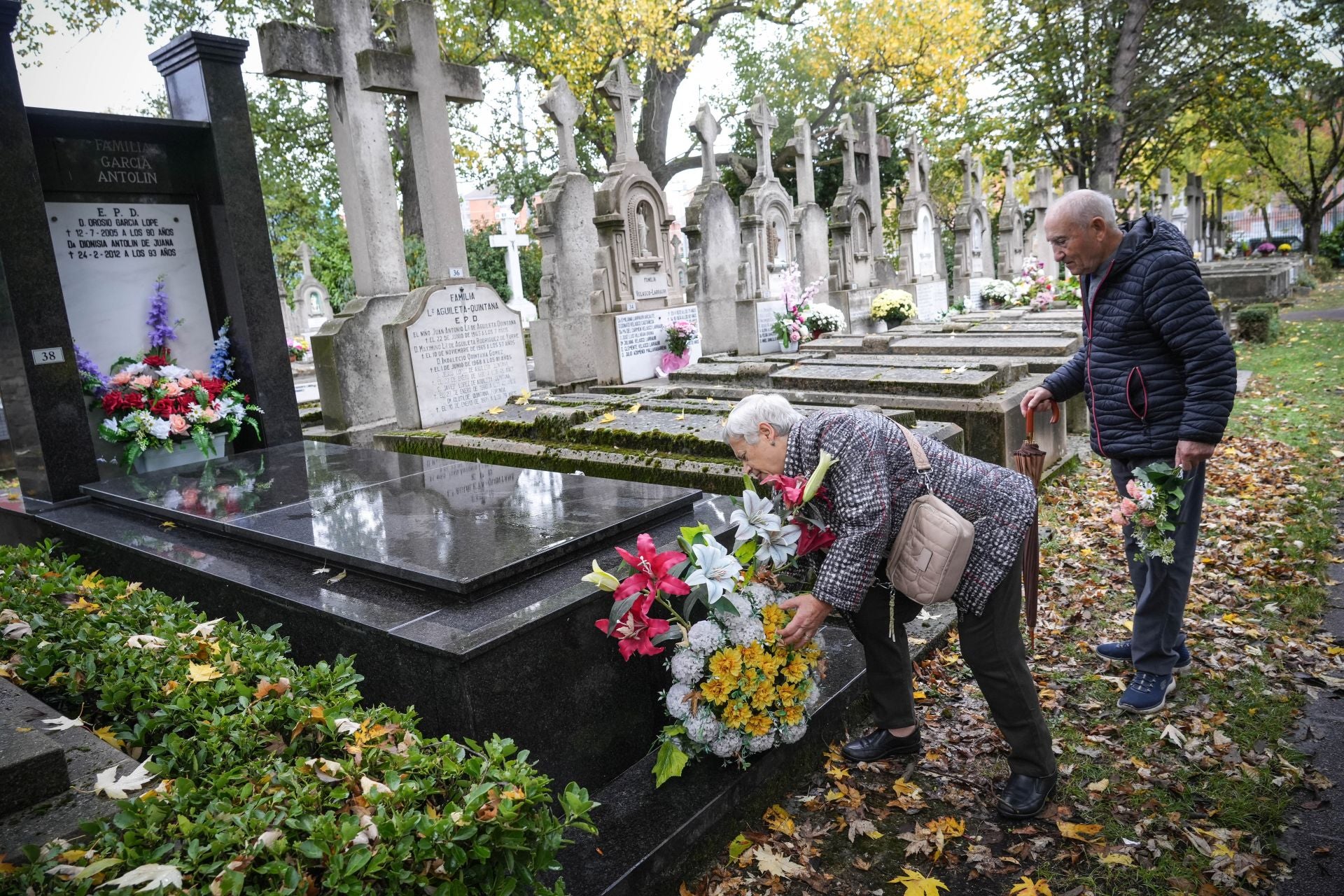 Los vitorianos recuerdan a sus seres queridos en el día de Todos los Santos