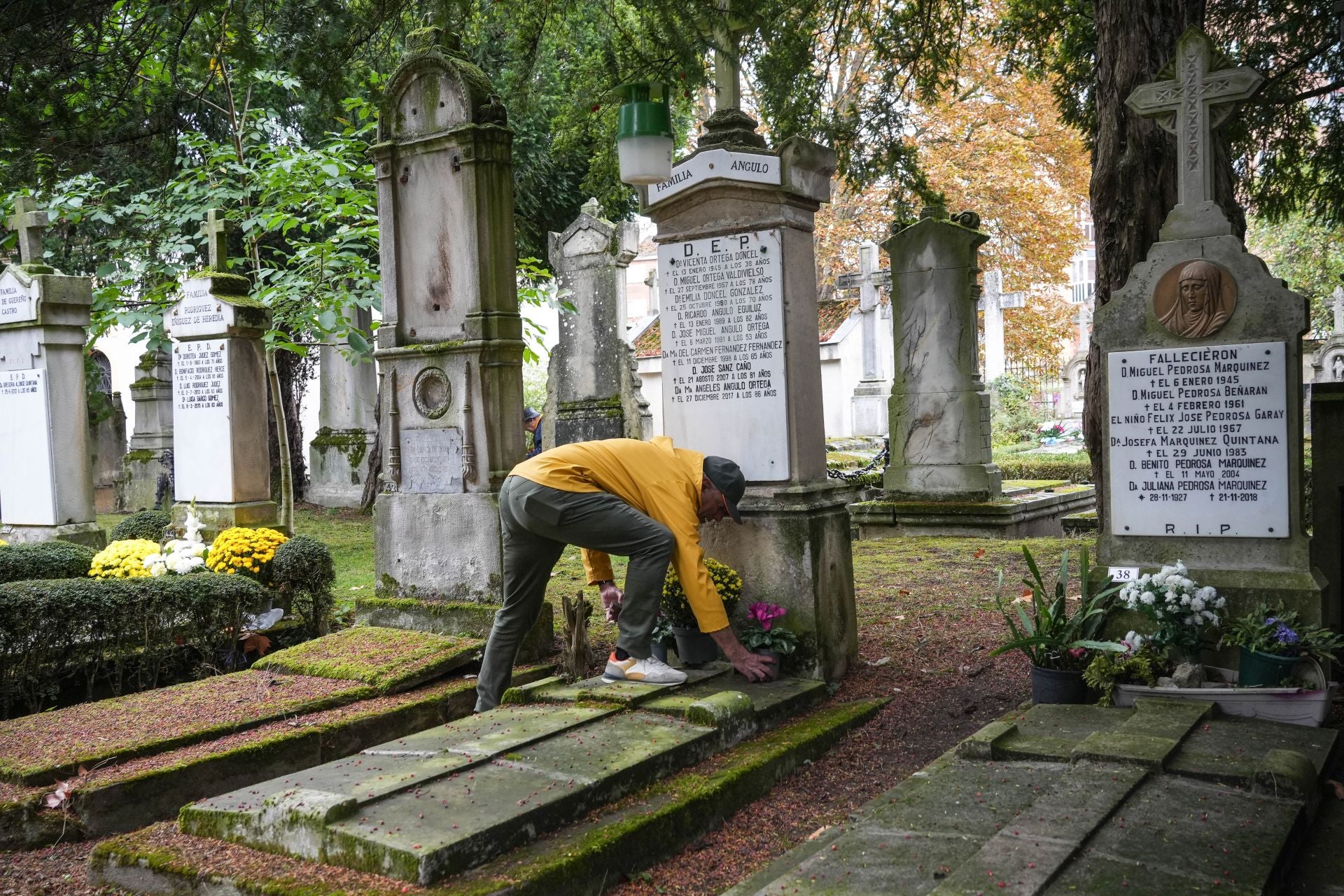 Los vitorianos recuerdan a sus seres queridos en el día de Todos los Santos