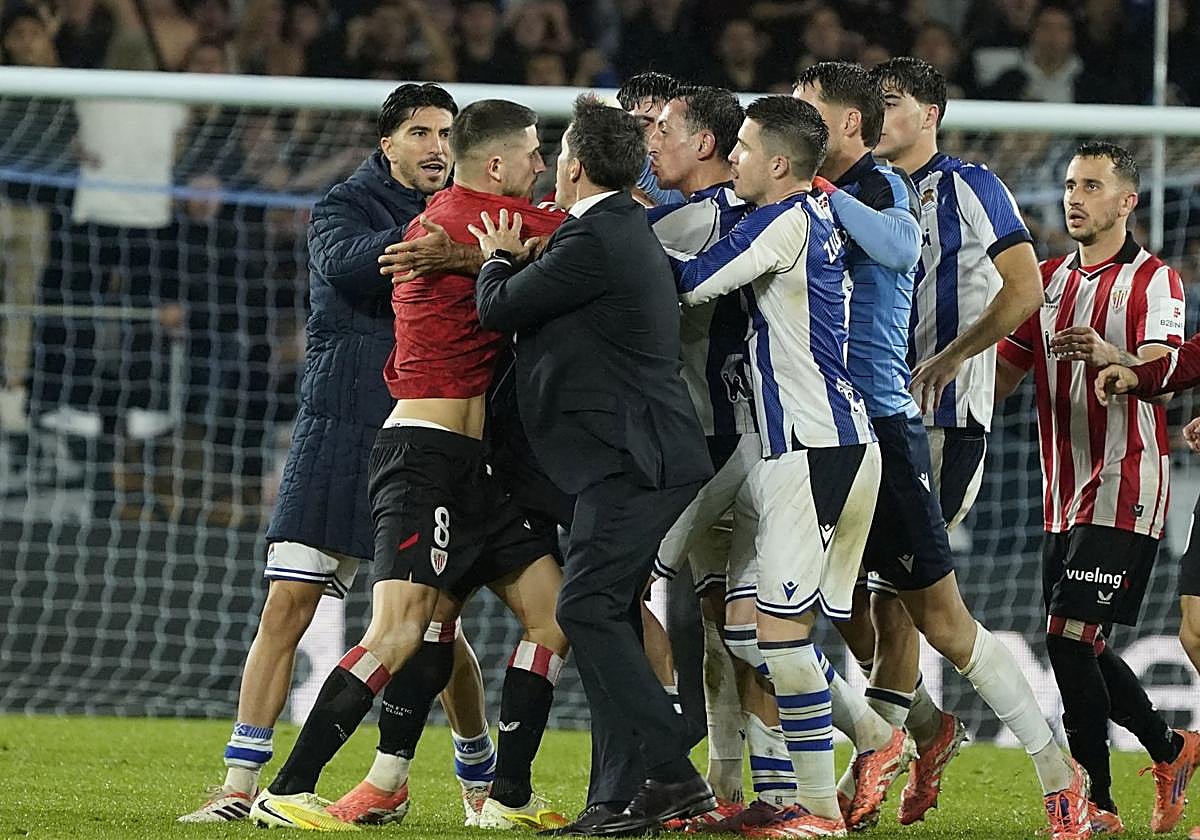 Sancet se ha encarado con los jugadores de la Real.