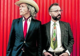 Quique, con sombrero, y Roberto.