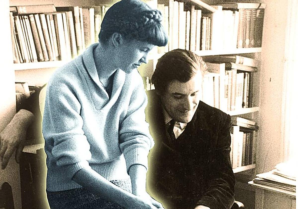 Sylvia Plath y Ted Hughes, en su biblioteca.