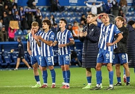 Los jugadores del Alavés saludan a la afición tras el empate ante el Valencia.