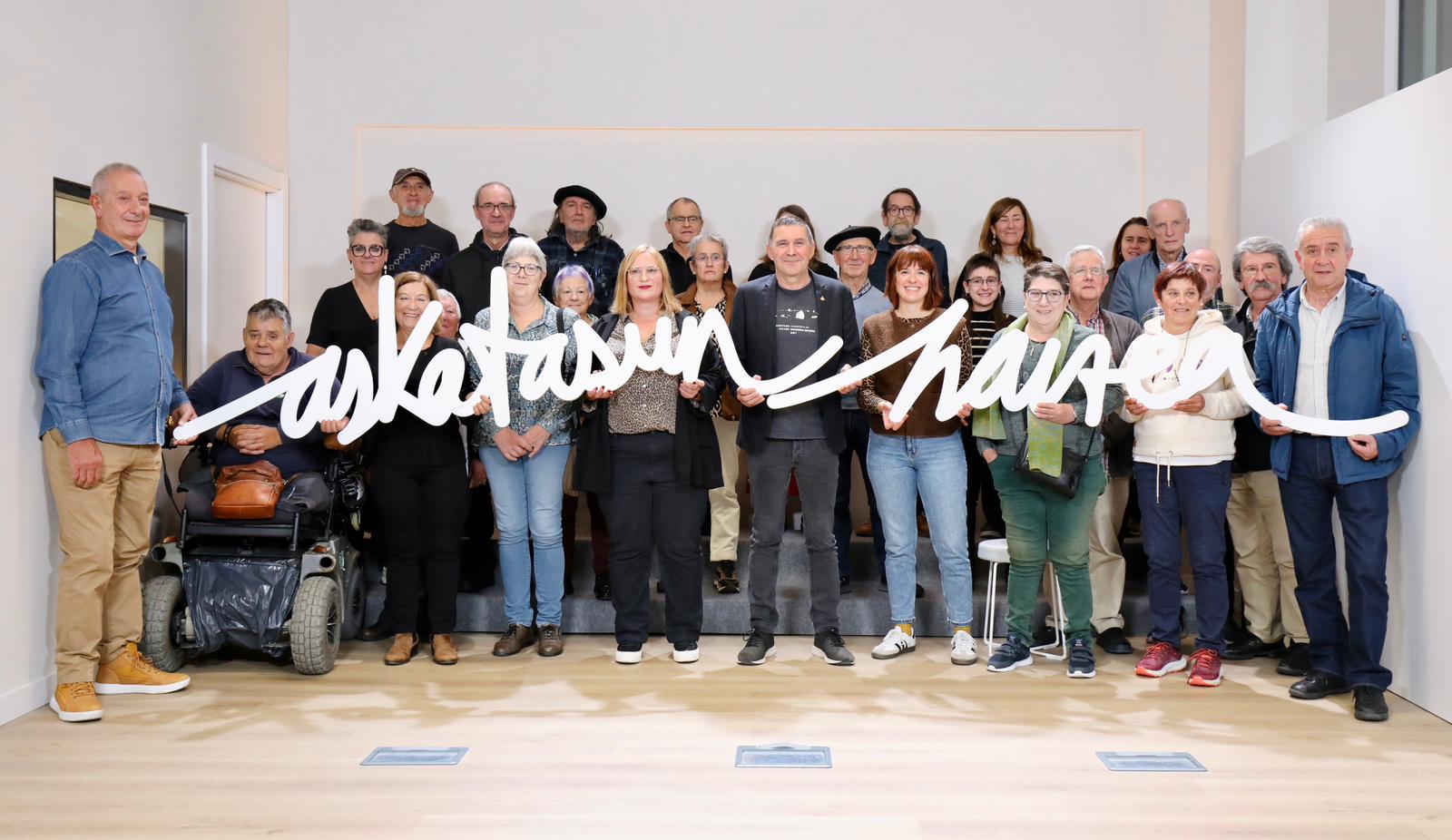 Arnaldo Otegi, junto a las últimas víctimas del franquismo.