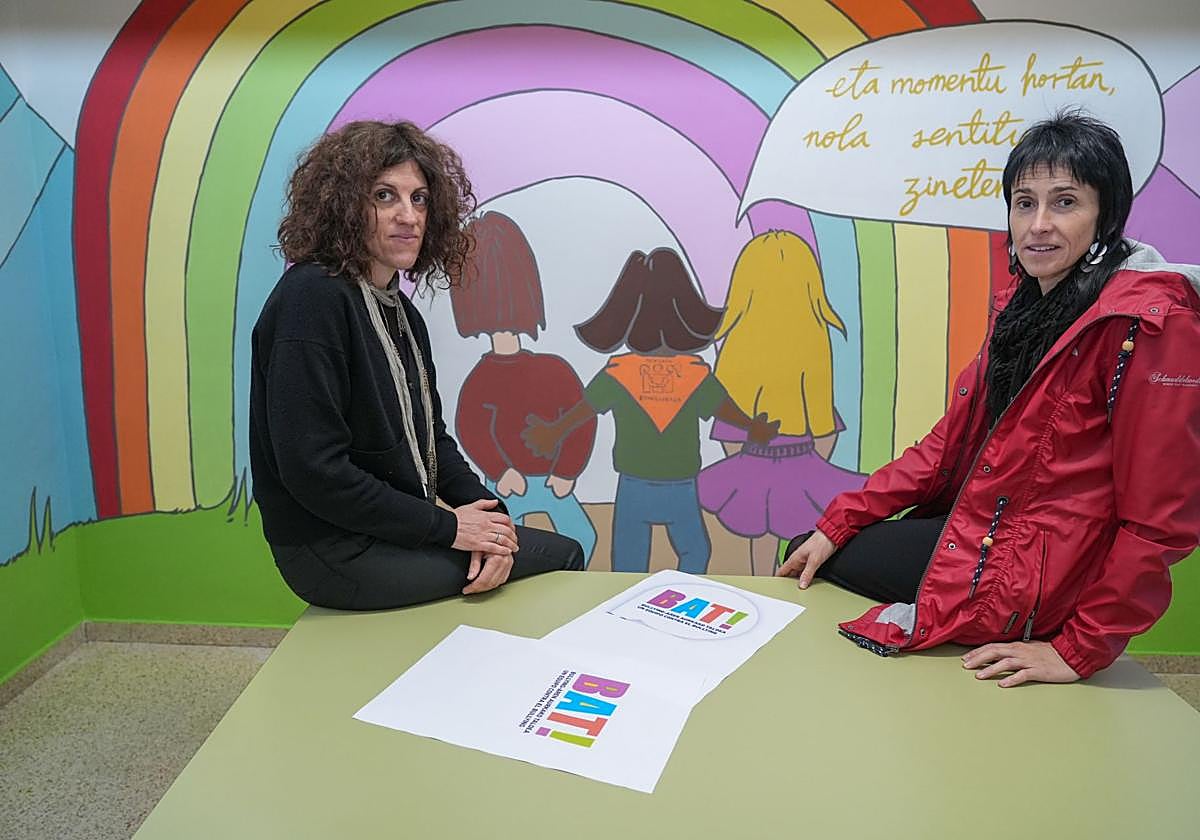 Amagoia Martín y Esti Etxebarria en un aula de la ikastola Abendaño de Vitoria.