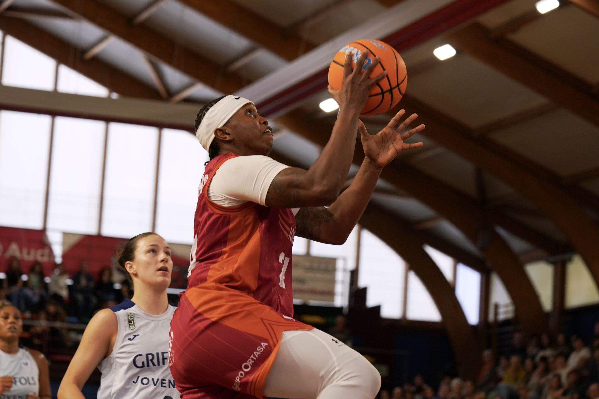 Adams penetra sin oposición a canasta.