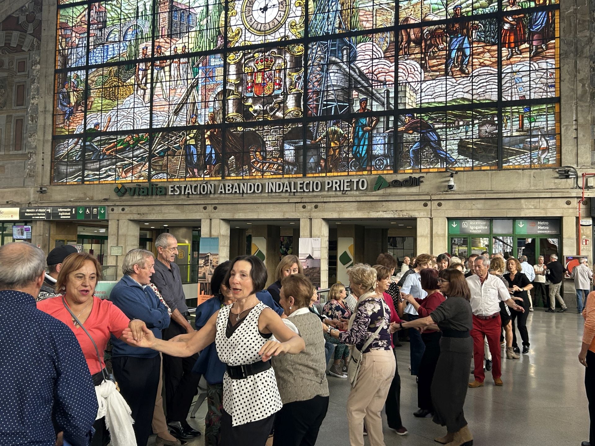 Cientos de personas disfrutan de los bailes de salón en la estación de Abando