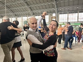 Cientos de personas disfrutan de los bailes de salón en la estación de Abando