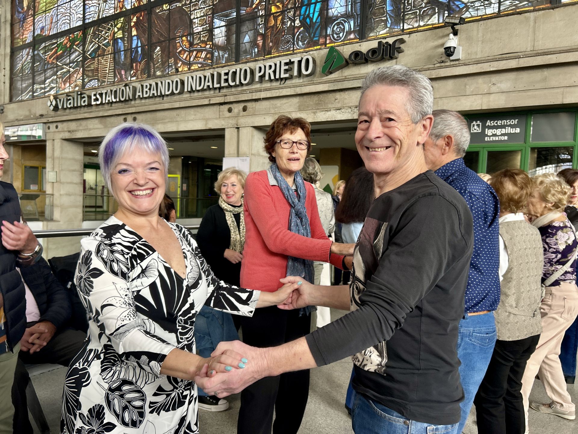 Cientos de personas disfrutan de los bailes de salón en la estación de Abando