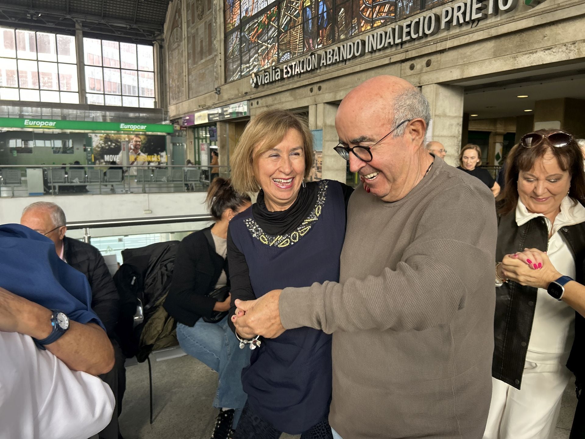 Cientos de personas disfrutan de los bailes de salón en la estación de Abando