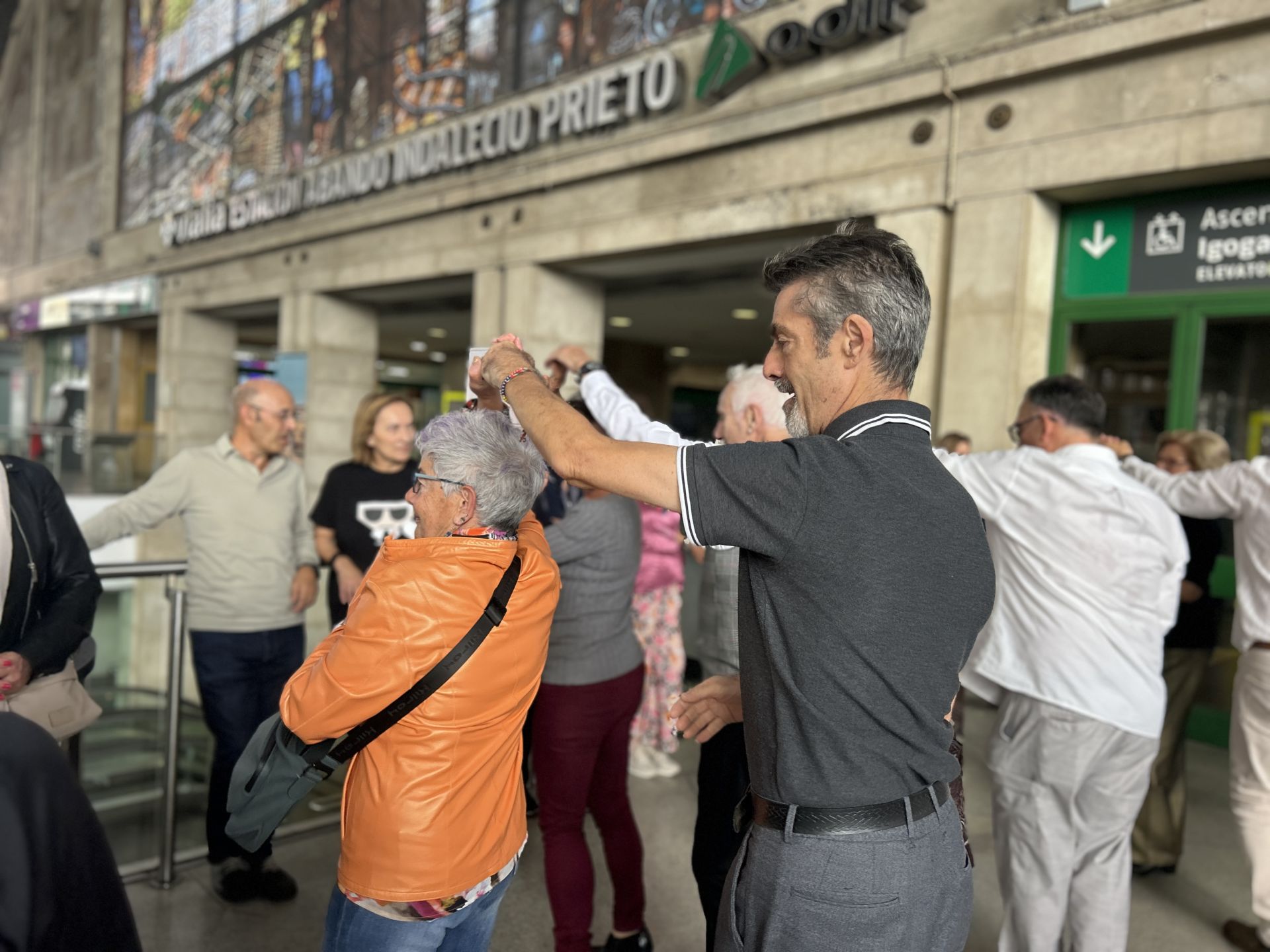 Cientos de personas disfrutan de los bailes de salón en la estación de Abando