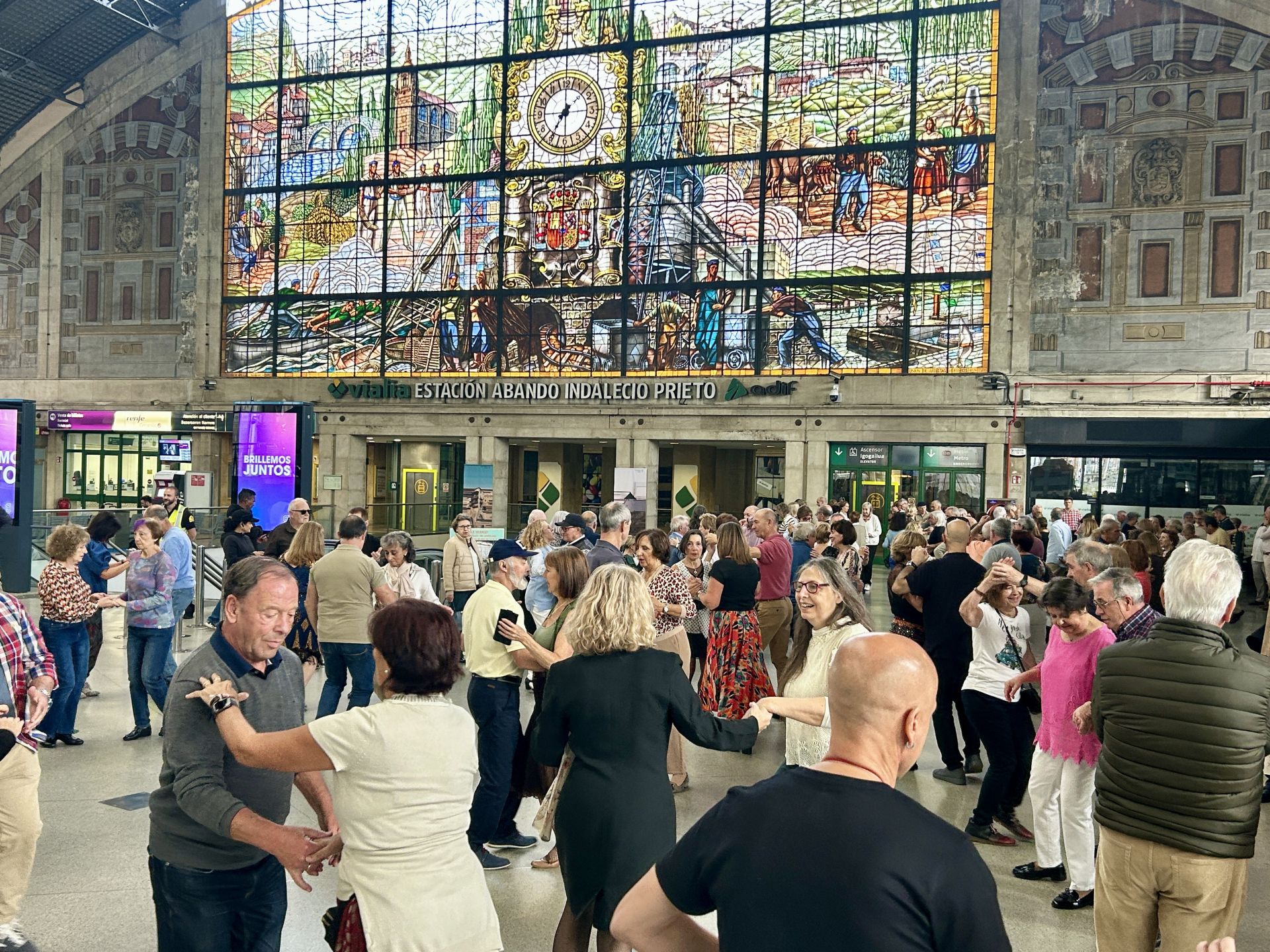 Cientos de personas disfrutan de los bailes de salón en la estación de Abando