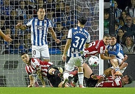Barullo en la portería del Athletic en el derbi de Anoeta.