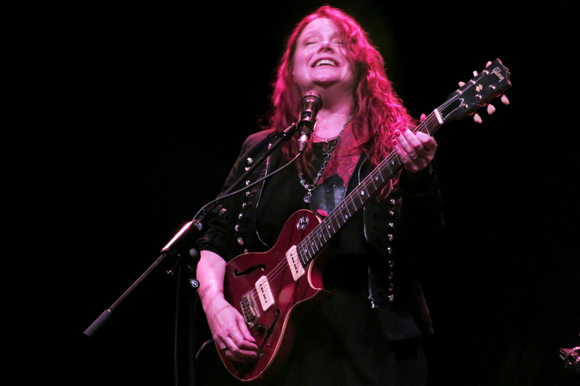 En el bis, tocando sin púa 'Palace of the king', de Freddie King.