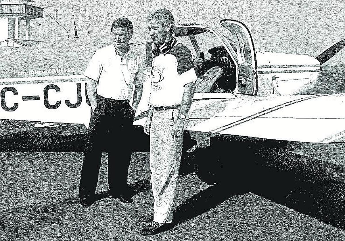 Urraburu con Clemente delante de la avioneta.