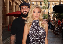 Peleteiro y su mujer, en una foto en la Plaza Nueva de Bilbao hace unas semanas.