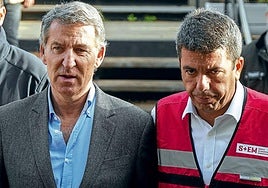 Alberto Núñez Feijóo posa con Carlos Mazón durante una visita a la zona de la provincia de Valencia afectada por la dana semanas después de la catástrofe.