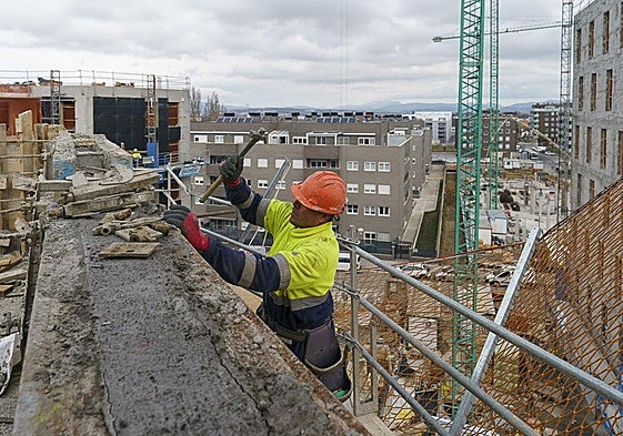 La falta de mano de obra y la «excesiva burocracia» atascan la construcción en Vitoria