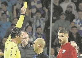Sancet vio una amarilla al término del derbi en San Sebastián por discutir con un jugador realista.