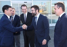 El lehendakari saluda al secretario de estado de energía, Joan Groizard, este lunes en el Puerto de Bilbao