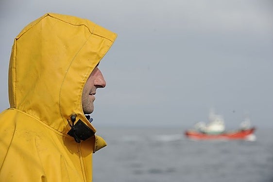 Un arrantzale de la costa de Bizkaia obserba la mar.