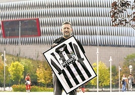 Oskar Tabuenka posa en Deusto con la camiseta enmarcada de Marc Hottiger.