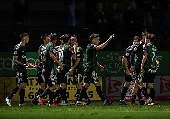 Varios jugadores del Sestao River celebrando un gol.