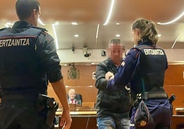 Una ertzaina quita las esposas a este procesado en el juicio celebrado en la Audiencia Provincial hace ahora un año.