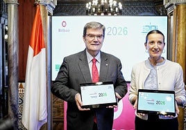 El alcalde de Bilbao, Juan Mari Aburto, y la concejala de Hacienda, Marta Ajuria, presentan el Presupuesto de 2026.