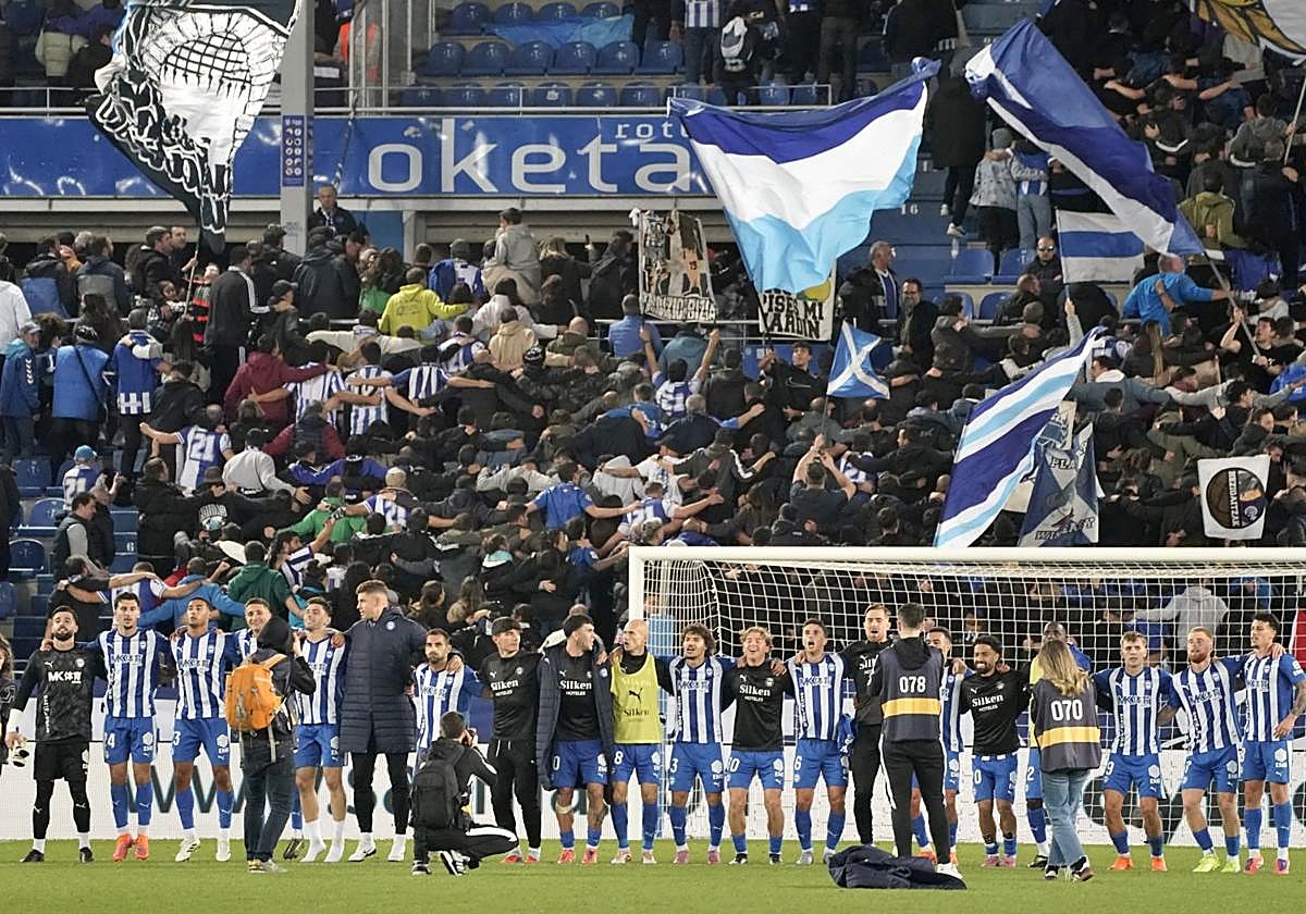 Los jugadores del Alavés celebran la victoria contra el Espanyol.