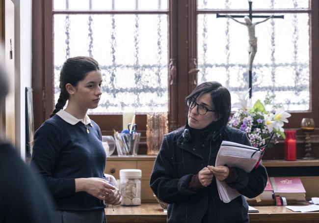 Blanca Soroa y Alauda Ruiz de Azúa en el rodaje de 'Los domingos'.