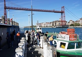 Los pasajeros acceden a uno de los dos botes que refuerzan este mes el servicio y que tienen aforo para cuarenta personas.