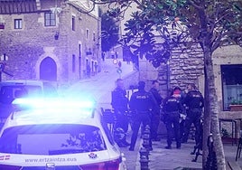 Agentes de la Ertzaintza identifican a un varón en la calle Portal de Arriaga de Vitoria.